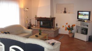 Wohnzimmer Das Wohnzimmer mit gemütlicher Couch, Kamin, Flachbild-TV, DVD-Player und Musikanlage bietet alles was man braucht. Von hier kommen Sie direkt zur grossen Terrasse.