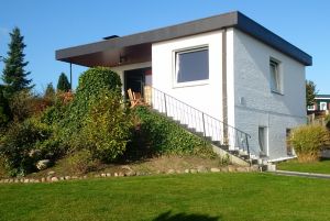 Das Haus Das 4-Personen-Haus mit 2x 180er Doppelbett Schlafzimmern liegt hier im Gebiet mit am höchsten. Sie "thronen" über allen anderen und haben deshalb diesen tollen Meerblick. Es liegt ebenfalls am Rand, sodass Sie vollkommen ungestört Ihren Urlaub geniessen können. Wir sind stolz Ihnen ein solches Objekt präsentieren zu können, da es sich als Gesamtobjekt um eine Rarität an der Ostsee handelt.
