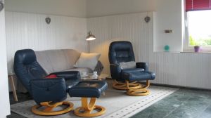 Das Wohnzimmer Das Wohnzimmer bietet Ihnen eine Couch und 2 Komfortsessel. Im Sitzen schauen Sie auf das Meer, auf den Flachbild-TV und auf den Kamin. Hier ist man und hier bleibt man.