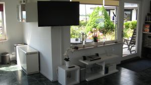 Der Flachbild-TV am Schwenkarm und die Musikanlage.