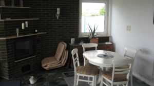 Die Essecke Die saugemütliche Essecke mit Kamin sucht seines gleichen. Erstens haben Sie hier mal wieder die Meersicht und Sie können den Flachbild-TV in die Richtung drehen, da dieser an einem Schwenkarm installiert ist. Naja, und bei kälteren Tagen ist der Kamin ein weiterer Blickfang.