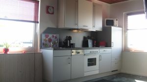 Die Küche Die neue Küche ist voll ausgestattet. Geschirrspüler, Ceranherd, Umluftofen, Mikrowelle, Toaster, Kaffeemaschine, Kühlschrank mit Eisfach und was man eben noch so alles braucht. Übrigens, aus dem Küchenfenster schauen Sie wohin? Genau, auf das Meer.
