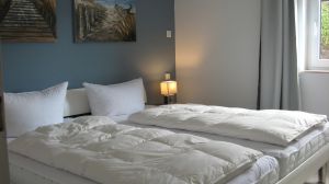 Schlafzimmer 1 Hier das eine der beiden Schlafzimmer. Beide haben ein 180er Doppelbett. In einem Schlafzimmer befindet sich ein weiterer TV.