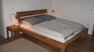 Das "Master"- Schlafzimmer Großes Schlafzimmer mit Doppelbett und zusätzlichem TV und direktem Zugang zu einem der beiden Duschbäder.