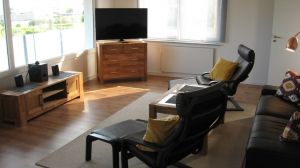 Das Wohnzimmer Auch vom gemütlichen Wohnzimmer aus im Sitzen können Sie das Meer geniessen. Gleichzeitig blicken Sie auf den TV. 2 Relaxsessel mit Fußhockern machen die Sache perfekt.
