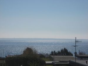 Der Meerblick Hier sehen Sie einen Teil der Aussicht von der Terrasse aus. Sie lieben den direkten Kontakt zum Meer? Hier ist er. Geniessen Sie schöne Momente auf der Terrasse, tagsüber oder Nachts. Das Wechselspiel der Ausssicht fasziniert uns selber nach über 40 Jahren hier immer noch jeden Tag.