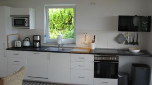 Die Küche Die offene neue Küche ist voll ausgestattet. Geschirrspüler, Herd mit Ofen, Mikrowelle, Kühl- und Gefrierschrank, Kaffeemaschine, Toaster, Wasserkocher und was man eben alles so braucht.