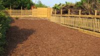 Das Grundstück Das Grundstück ist für Hunde komplett umzäunt und dicht. Wir sind selber Hundebesitzer und wissen worauf es ankommt. ;-) - Bild 11: Hundefreundliches Ferienhaus Meersicht Lübecker Bucht bei Grömitz