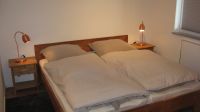 Das kleinere Schlafzimmer Hier das kleinere der beiden Schlafzimmer. Das Bett ist ebenfalls 180 cm breit. Bei Bedarf können wir den TV aus dem grossen Schlafzimmer auch hier platzieren, da der Raum ebenfalls einen TV-Anschluss besitzt. - Bild 7: Hundefreundliches Ferienhaus Meersicht Lübecker Bucht bei Grömitz