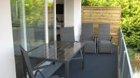 Der Balkon Der grosse überdachte Terrassenbalkon bietet Ihnen ein gemütliches und geschütztes Ambiente. Sie können ihn also bei fast jedem Wetter nutzen. Geniessen Sie hier Ihr Frühstück (frische Brötchen gibt es in 2 Minuten zu Fuss, April bis September) und Abends lassen Sie hier einen schönen Urlaubstag mit Meeresrauschen und toller Aussicht ausklingen. - Bild 8: Hundefreundliches Ferienhaus Meersicht Lübecker Bucht bei Grömitz
