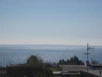 Der Meerblick Hier sehen Sie einen Teil der Aussicht von der Terrasse aus. Sie lieben den direkten Kontakt zum Meer? Hier ist er. Geniessen Sie schöne Momente auf der Terrasse, tagsüber oder Nachts. Das Wechselspiel der Ausssicht fasziniert uns selber nach über 40 Jahren hier immer noch jeden Tag. - Bild 1: Hundefreundliches Ferienhaus Meersicht Lübecker Bucht bei Grömitz