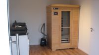 Die Sauna Es gibt im Haus einen weiteren Raum mit einer Infrarot-Sauna, Waschmaschine und Trockner. Der Raum ist auch gut als Lager für mitgebrachte Gegenstände zu nutzen. Von hier aus haben Sie einen direkten Zugang zum grossen Schlafzimmer sowie einen direkten Ausgang zur unteren Terrasse und zur Auffahrt. - Bild 10: Hundefreundliches Ferienhaus Meersicht Lübecker Bucht bei Grömitz