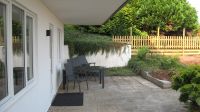 Die untere Terrasse Die untere ebenfalls überdachte Terrasse zum Garten bieten Ihnen einen kompletten alteingewachsenen Sichtschutz zur Strasse und ist komplett für Hunde umzäunt. - Bild 9: Hundefreundliches Ferienhaus Meersicht Lübecker Bucht bei Grömitz