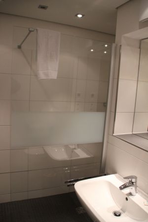 begehbare Dusche mit Haltegriff
