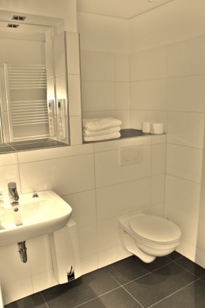 WC,Waschbecken,große Ablage mit Föhn