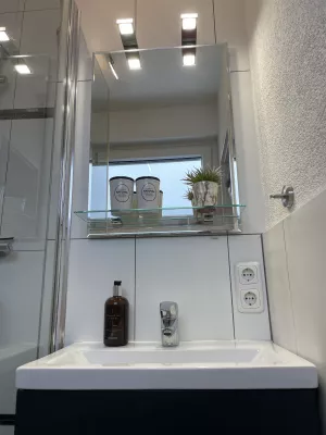 mit großem Spiegel, LED-Beleuchtung, Kosmetikspiegel & Föhn