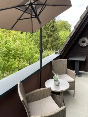 Sonnenbalkon mit gemütlicher Möblierung zum Entspannen