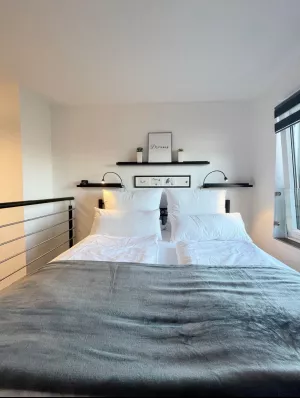 Bequemes Doppelbett mit Traumblick auf die Berglandschaft