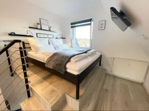 Podest mit Doppelbett 160 x 200 cm, LCD-TV, Abdunkelungs-Rollo