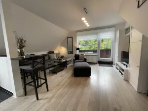 Offener Wohn-/Essbereich mit Zugang zum Sonnenbalkon