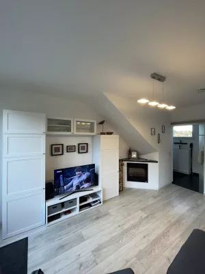 Schrankwand mit Kleiderschrank, LCD-TV, DVD-Player, Radio, CD-Player