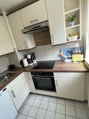 Separate Küche mit Spülmaschine, Herd, Mikrowelle, Backofen, Wasserkocher, Kaffeemaschine, Toaster, Geschirr und Besteck, Kochtöpfen usw.