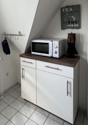 Schrank mit Mülleimern, Mikrowelle