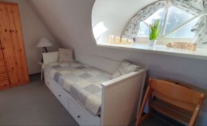 Im DG befindet sich zusätzlich eine gemütliche Doppelbett-Couch (160x200cm im rechten Raumbereich.
