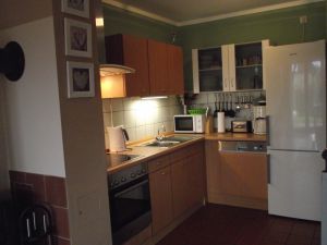 Küche Komplett ausgestattete Küche mit Herd, Ofen, Kühlschrank mit Gefrierfach, Toaster, Wasserkocher, Kaffeemaschine, Geschirr und Besteck