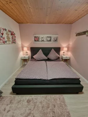 Schlafzimmer 1/ Elternschlafzimmer Bild 16: Urlaub im gemütlichen Ferienhaus Waldhäuschen Zandt- Bayerischer Wald