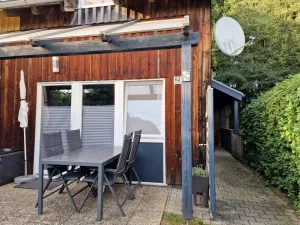 Terrasse Überdachte Terrasse mit Sonnenschirm, Sitzgelegenheit und Grill