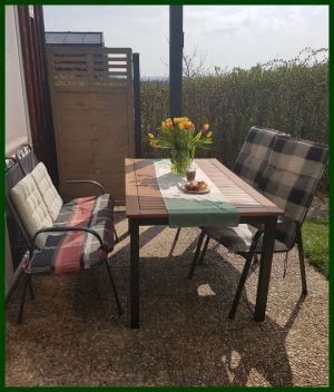 Überdachte Terrasse Terrasse mit Stühlen, Sitzbank, Sichtschutz, großem Tisch, Kugelgrill, Sonnenschirm