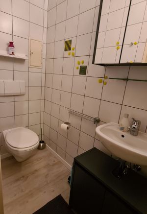 WC Schlafzimmer 1 Mit WC und Waschbecken.