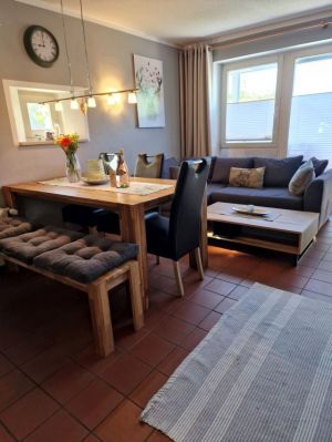 Wohnzimmer mit Essbereich Bild 8: Urlaub im gemütlichen Ferienhaus Waldhäuschen Zandt- Bayerischer Wald