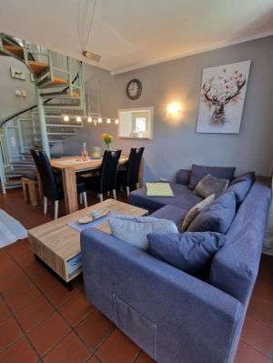 Wohnzimmer mit Wendeltreppe Bild 6: Urlaub im gemütlichen Ferienhaus Waldhäuschen Zandt- Bayerischer Wald
