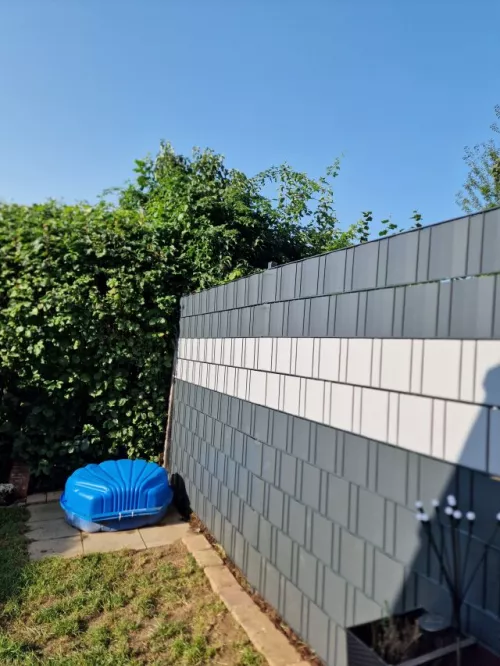 Überdachte Terrasse mit Sichtschutz