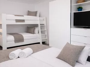 Großes Doppelbett und Etagenbett