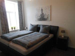 Großes Schlafzimmer mit Boxspringbett u. Etagenbett.