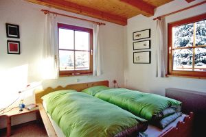 Schlafzimmer mit Doppelbett, 2 Fenster