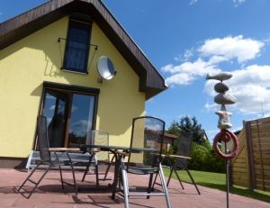 Die sonnige Terrasse mit Grill. Leckere Grillwurst gibt es beim örtlichen Fleischer.