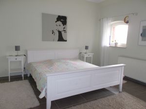Doppelbett, Kommode, Kleiderschrank, Korbsessel