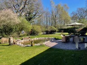 Terrasse mit angrenzendem Gartenteich