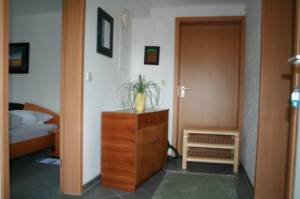 einen seperaten Eingang zur Ferienwohnung und Flur,
