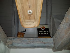 antike Deko und außergewöhnliche Lichtobjekte verteilen sich in der ganzen Wohnung