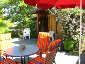 Gartenhaus und Gartenterrasse