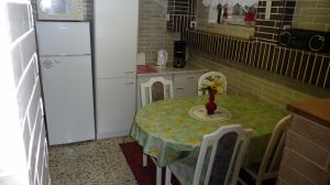 Ausserdem gibt es einen Kühlschrank, ein Gefrierfach, Mikrowelle, Kaffeemaschine, Wasserkocher und einen Toaster.