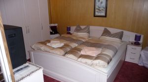 Im Schlafzimmer ist auch ein Kleiderschrank.