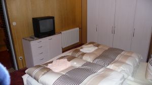Auch im Schlafzimmer ist ein Fernseher vorhanden.