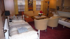 Wohnzimmer mit extra Betten. Auf der Schlafcouch können auch zwei Personen schlafen.