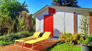 Douglasienterrasse hinter dem Haus